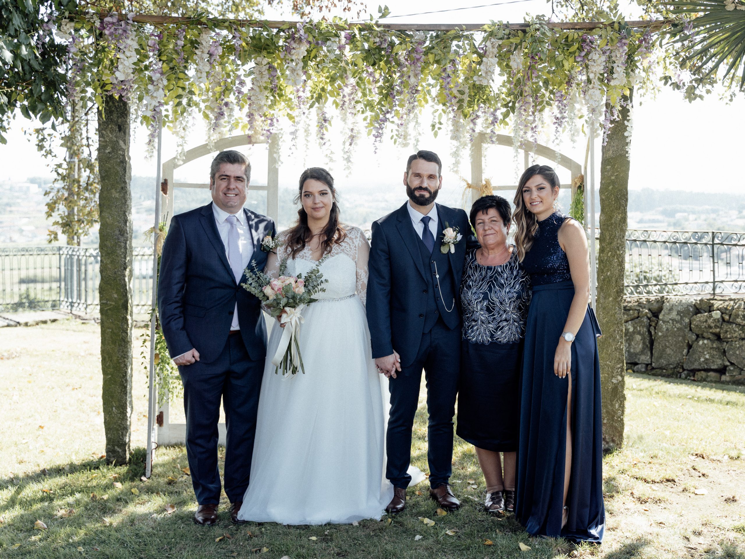 foto de família no casamento com noivos
