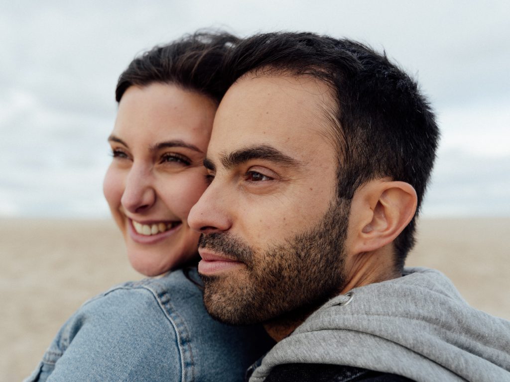 foto de um casal na praia durante uma sessão de casal