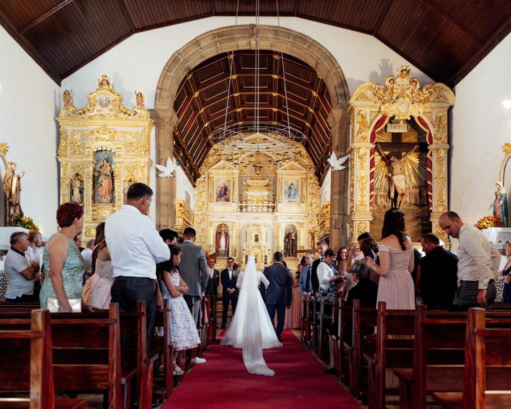 O momento da noiva a entrar na igreja no dia do casamento faz parte de organizar o dia .